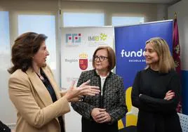 La vicepresidenta de la Fundación Gmp, Marta Montoro, la presidenta de Fundown, Rosario Peñalver (c), y la consejera de Política Social, Conchita Ruiz (d), en la presentación del estudio.