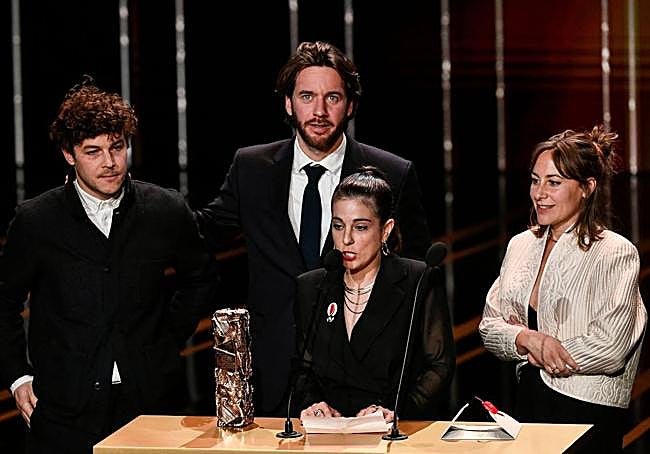La investigadora y cineasta Gala Hernández López (centro), con los productores franceses Ninon Chapuis, Thibault de Gantes y Lucas le Postec, dirigiéndose al público en el Olympia de París.