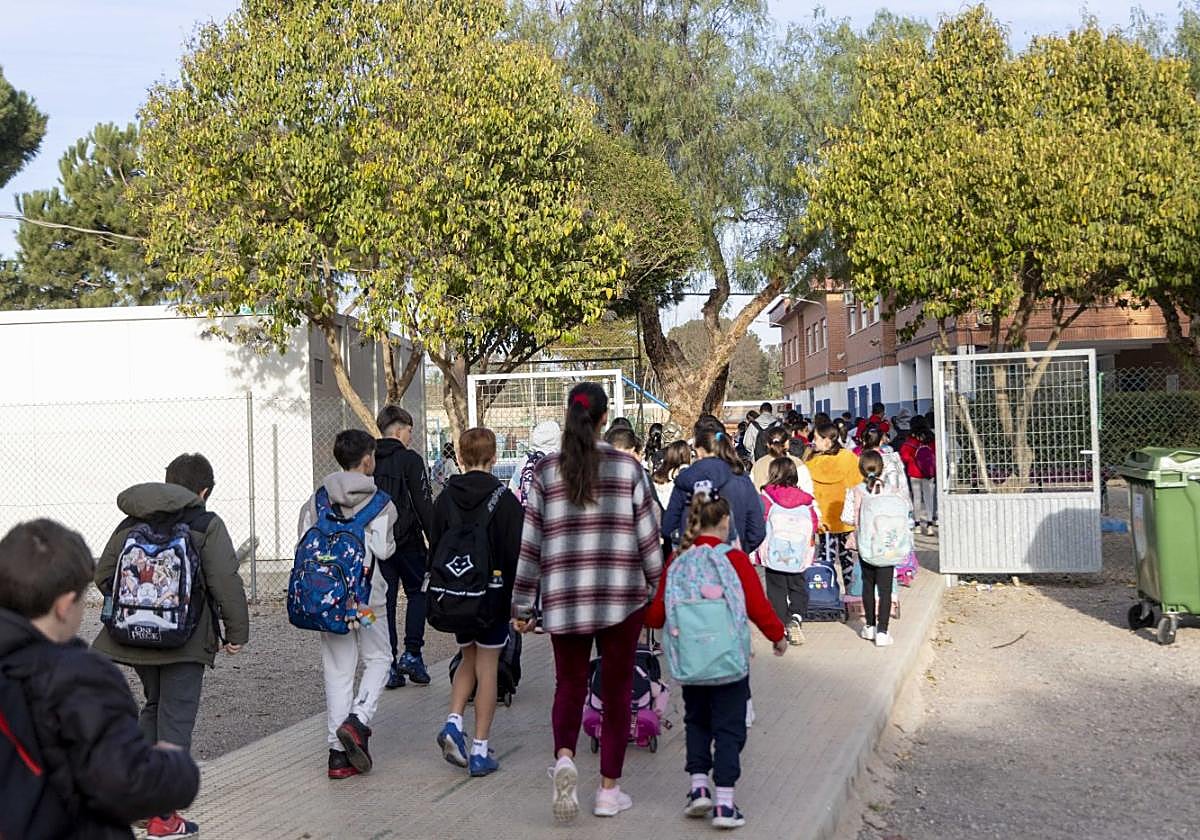 Niños del colegio San Cristóbal de El Bohío, a su entrada a clase, anteayer.