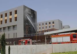 Los bomberos extinguen el incendio en una fachada del hospital Santa Lucía, en Cartagena, el 10 de agosto de 2015.