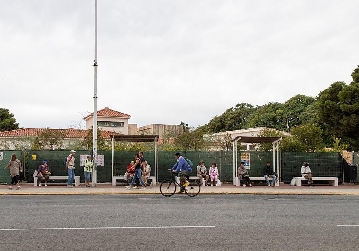 Usuarios del bus urbano esperan sentados en el intercambiador de las Eras de la Sal.
