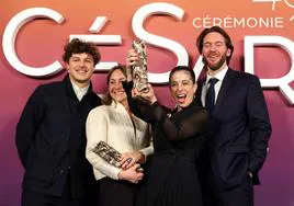 La realizadora murciana Gala Hernández y su equipo celebran el César al Mejor Corto Documental.