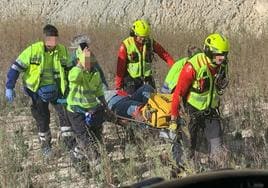 Los efectivos de Emergencias rescatan a la turista francesa accidentada este sábado.
