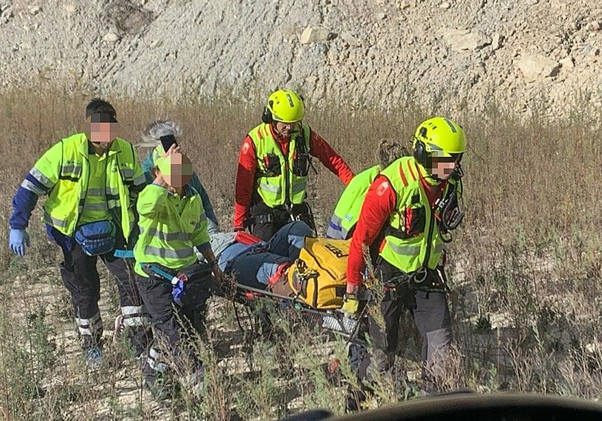 Los efectivos de Emergencias rescatan a la turista francesa accidentada este sábado.
