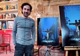 El artista Gonzalo Sicre, junto a su pintura.