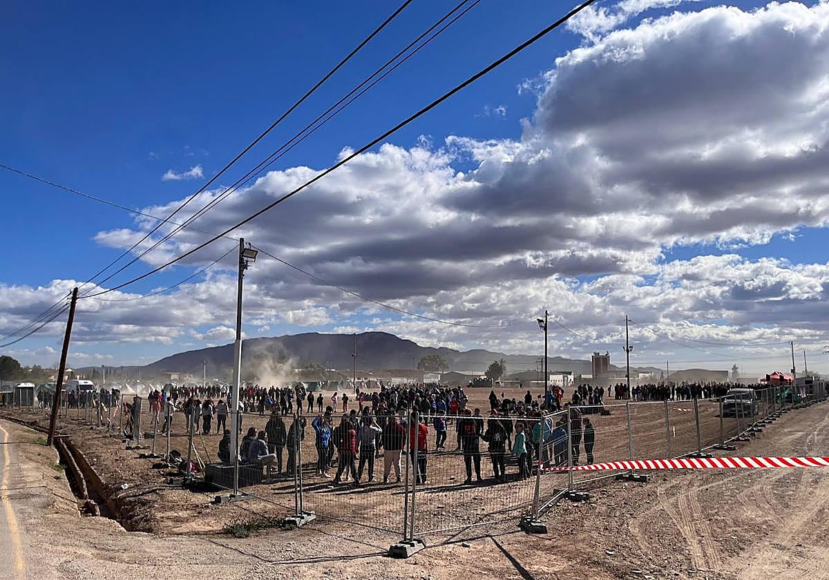 Los jóvenes participantes dentro del recinto.