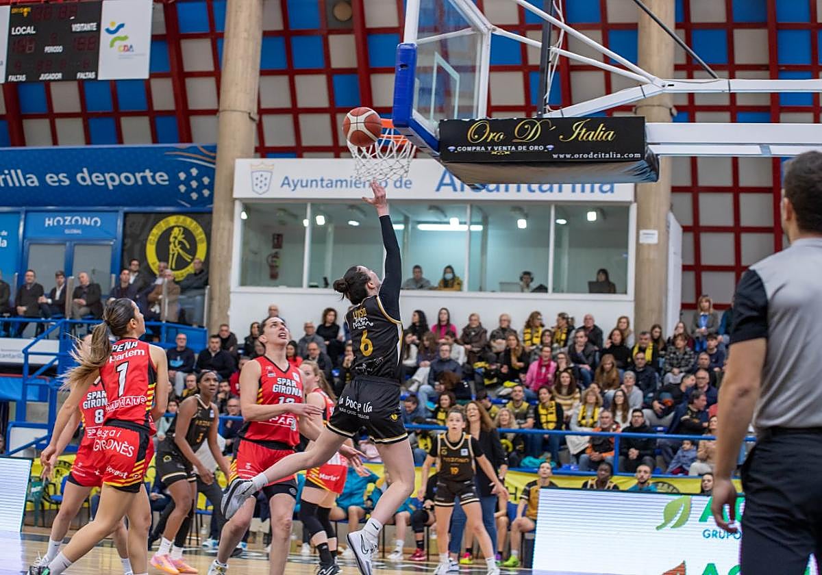 Aina Ayuso, segunda máxima anotadora este domingo del Hozono Global Jairis, entre a canasta para encestar.