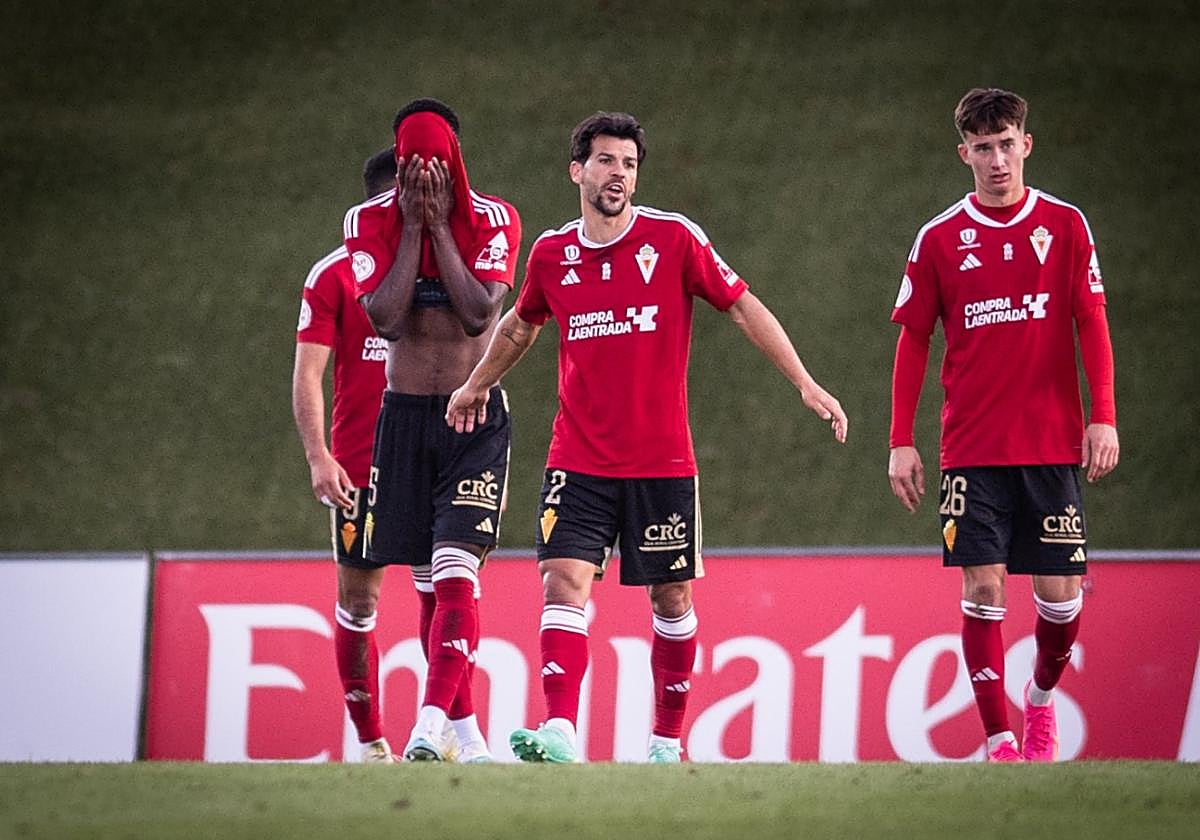 Sabit, José Ruiz y Svidersky, jugadores del Real Murcia, se lamentan durante el partido del pasado sábado ante el Castilla.