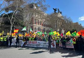 Concentración de agricultores, este lunes, frente al Ministerio de Agricultura.