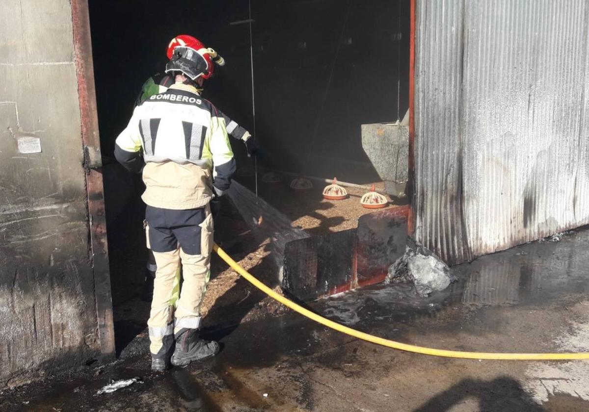 Manguera De Explotación De Bombero Con Uniforme Y Casco Bombero