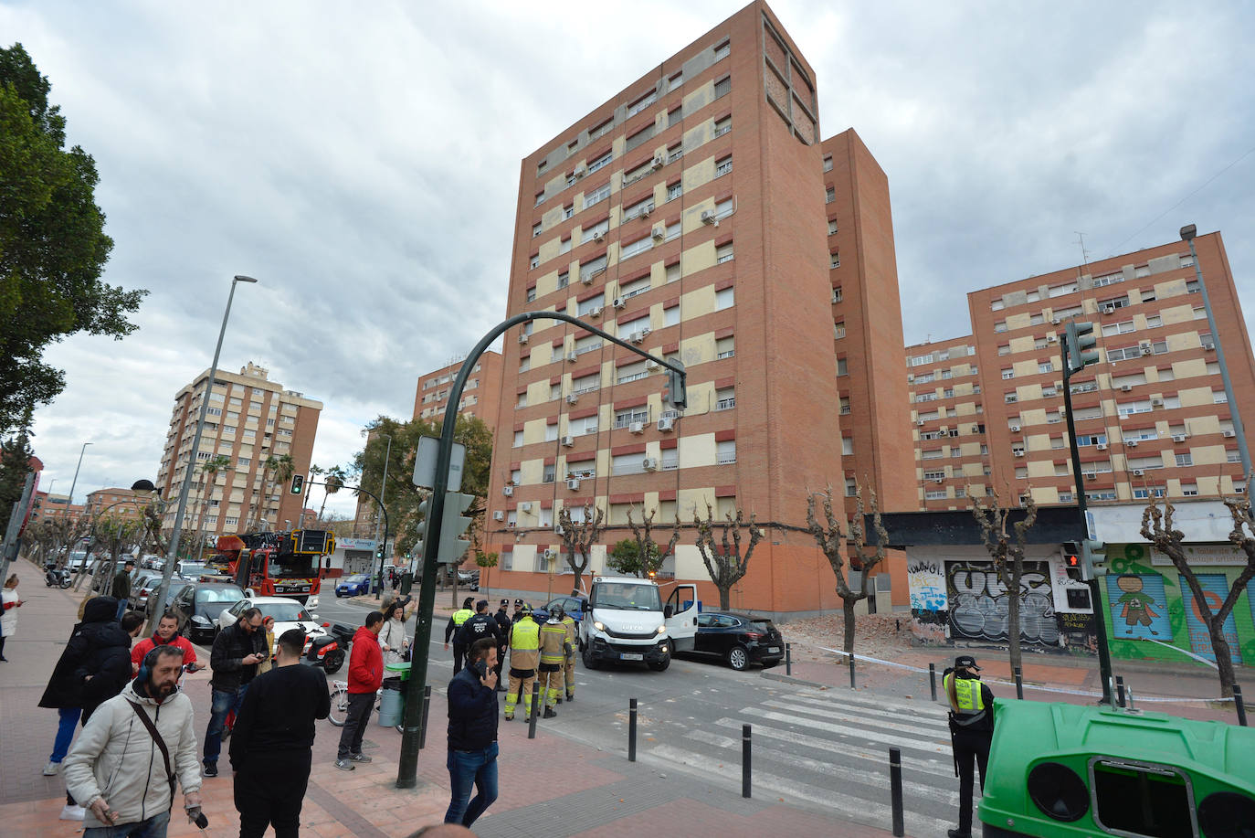 Se derrumba parte de la fachada de un edificio en Murcia