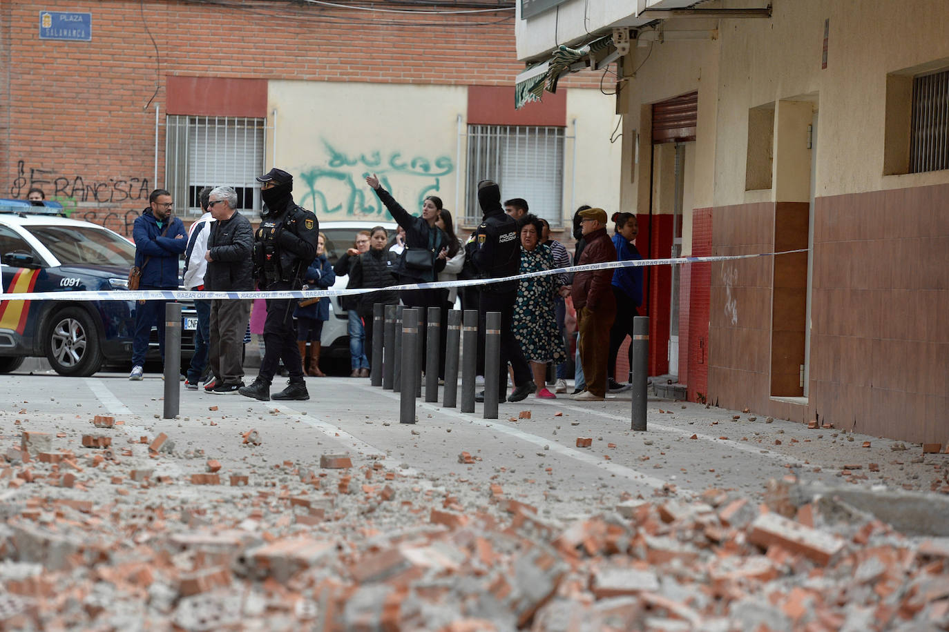 Se derrumba parte de la fachada de un edificio en Murcia