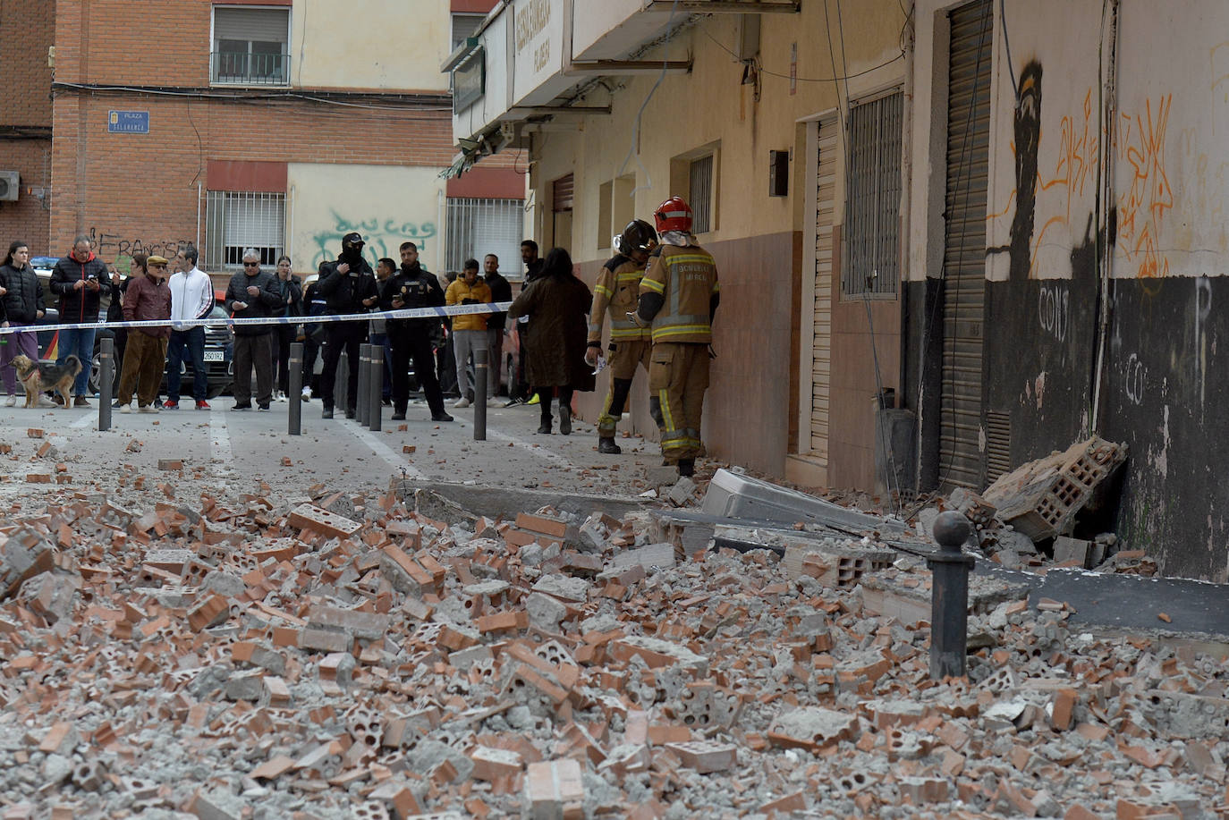 Se derrumba parte de la fachada de un edificio en Murcia