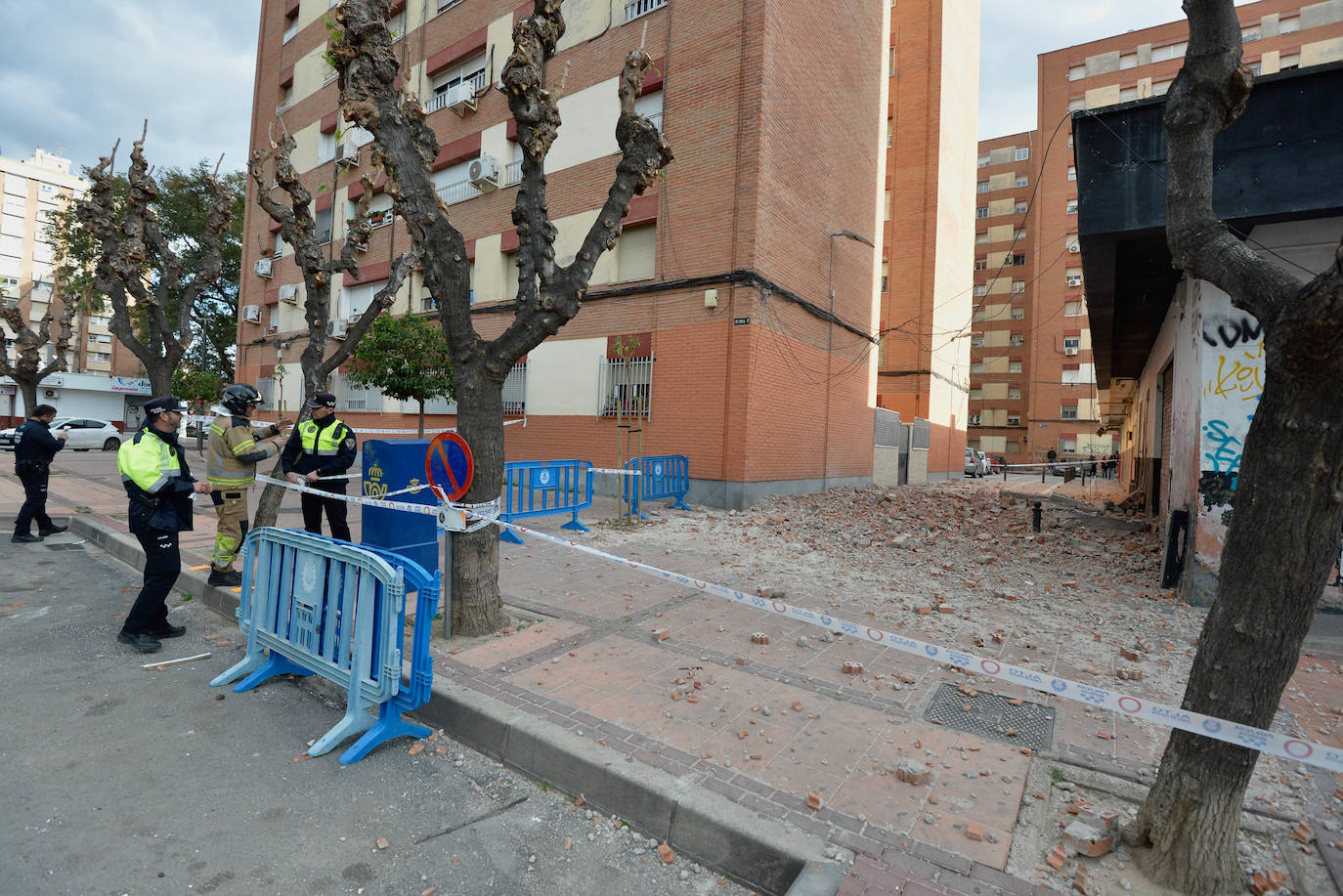 Se derrumba parte de la fachada de un edificio en Murcia