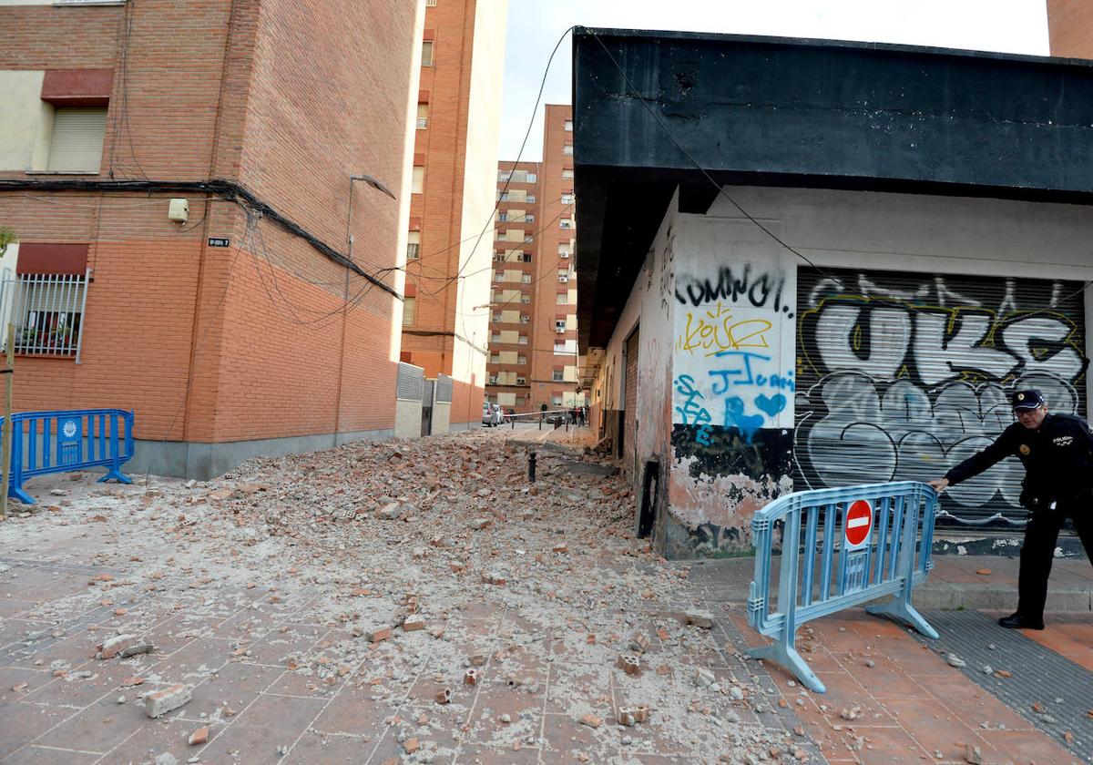 Se derrumba parte de la fachada de un edificio en Murcia