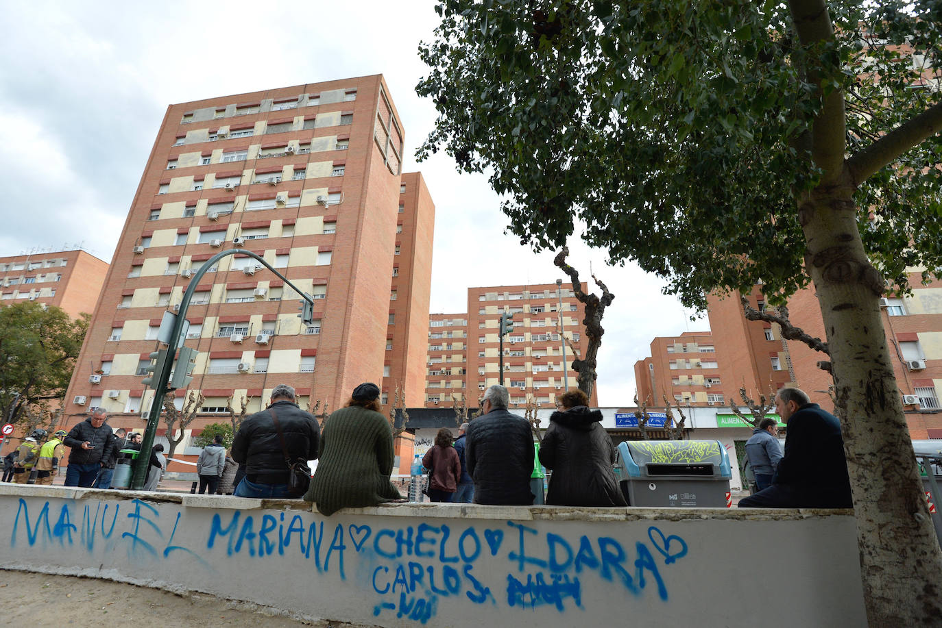 Se derrumba parte de la fachada de un edificio en Murcia