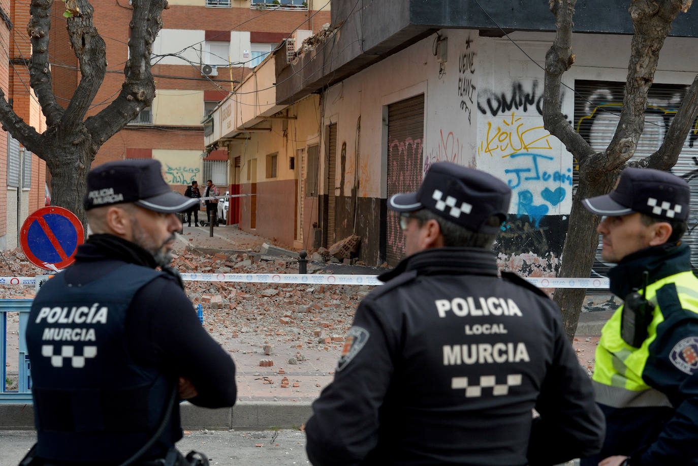 Se derrumba parte de la fachada de un edificio en Murcia