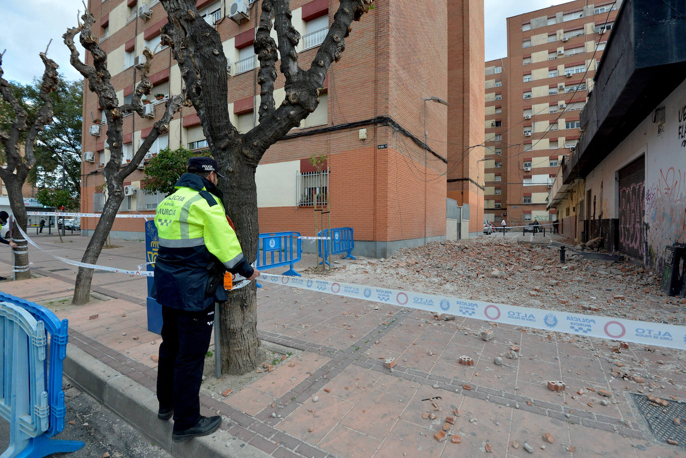 Se derrumba parte de la fachada de un edificio en Murcia