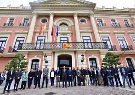 Los ayuntamientos guardaron ayer un minuto de silencio; en la imagen, el acto en Murcia.