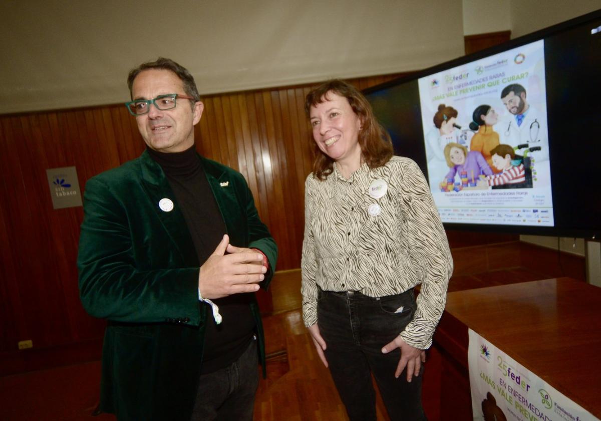 Eva Saura, madre deDavid, ayer con JuanCarrión, presidente deFeder.