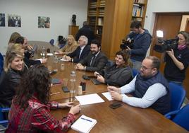 Reunión de alcaldes ribereños celebrada en la sede de COEC, ayer.