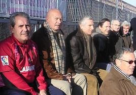 Antonio Rincón, con bufanda de cuadros, asiste a un partido de fútbol en una imagen de archivo.