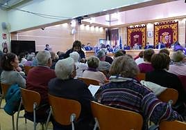 Los vecinos de La Ermita durante el pleno de ayer.
