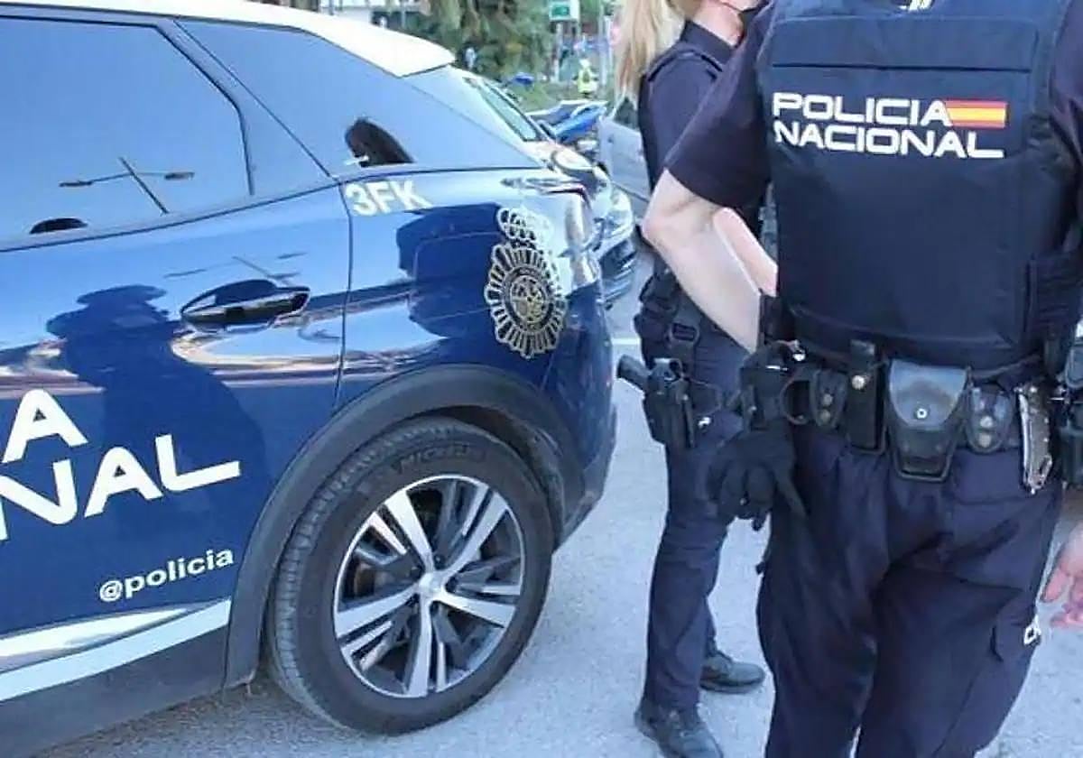 Imagen de archivo de dos agentes de la Policía Nacional.