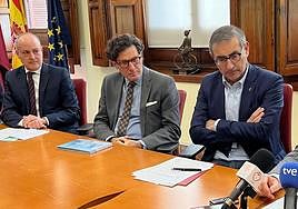 Julio Sigüenza, presidente de la Comisión; Miguel Pasqual del Riquelme, presiente del TSJ; y el rector José Luján.