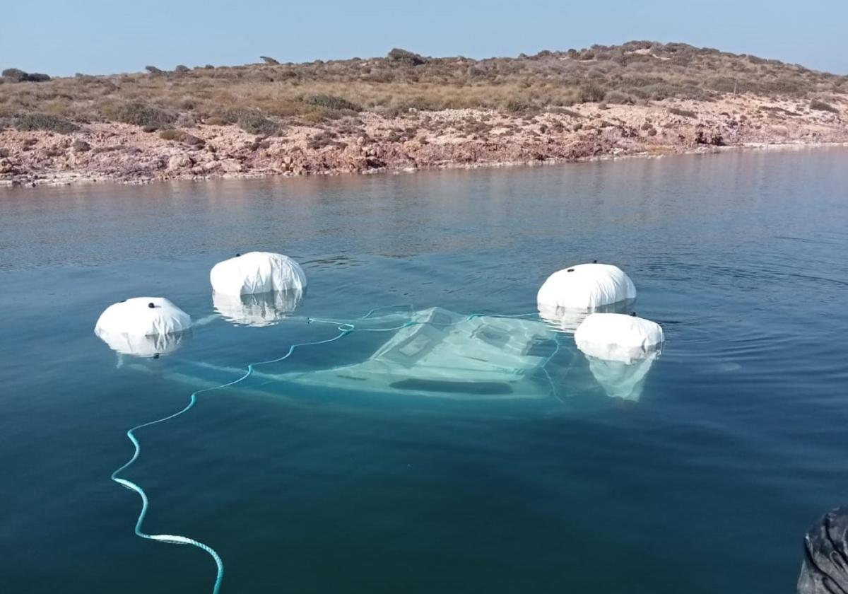 Extracción de un barco de las aguas del Mar Menor, con un sistema que emplea cuatro boyas.