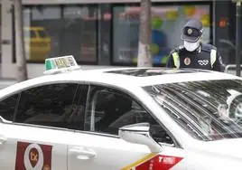 Un policía para a un taxi en una imagen de archivo.