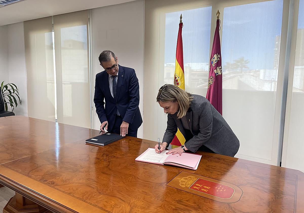 El rector de la UMU, José Luján, y la consejera de Política Social, Conchita Ruiz, firman el convenio este miércoles en la Consejería.
