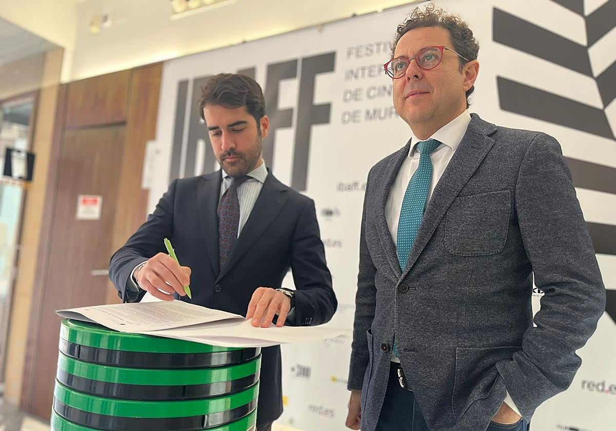 Firma del acuerdo con el ICA, este miércoles.