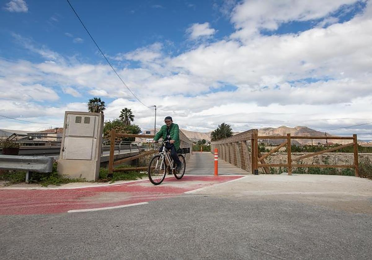 Un ciclista circula por el tramo terminado del carril ciclopeatonal entre Orihuela y Hurchillo.