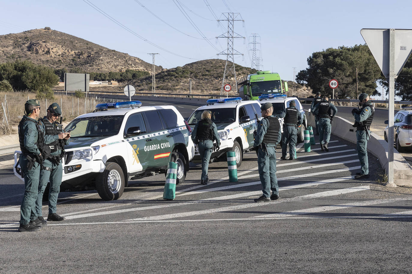 Protestas de agricultores y ganaderos en el acceso a Escombreras, en imágenes