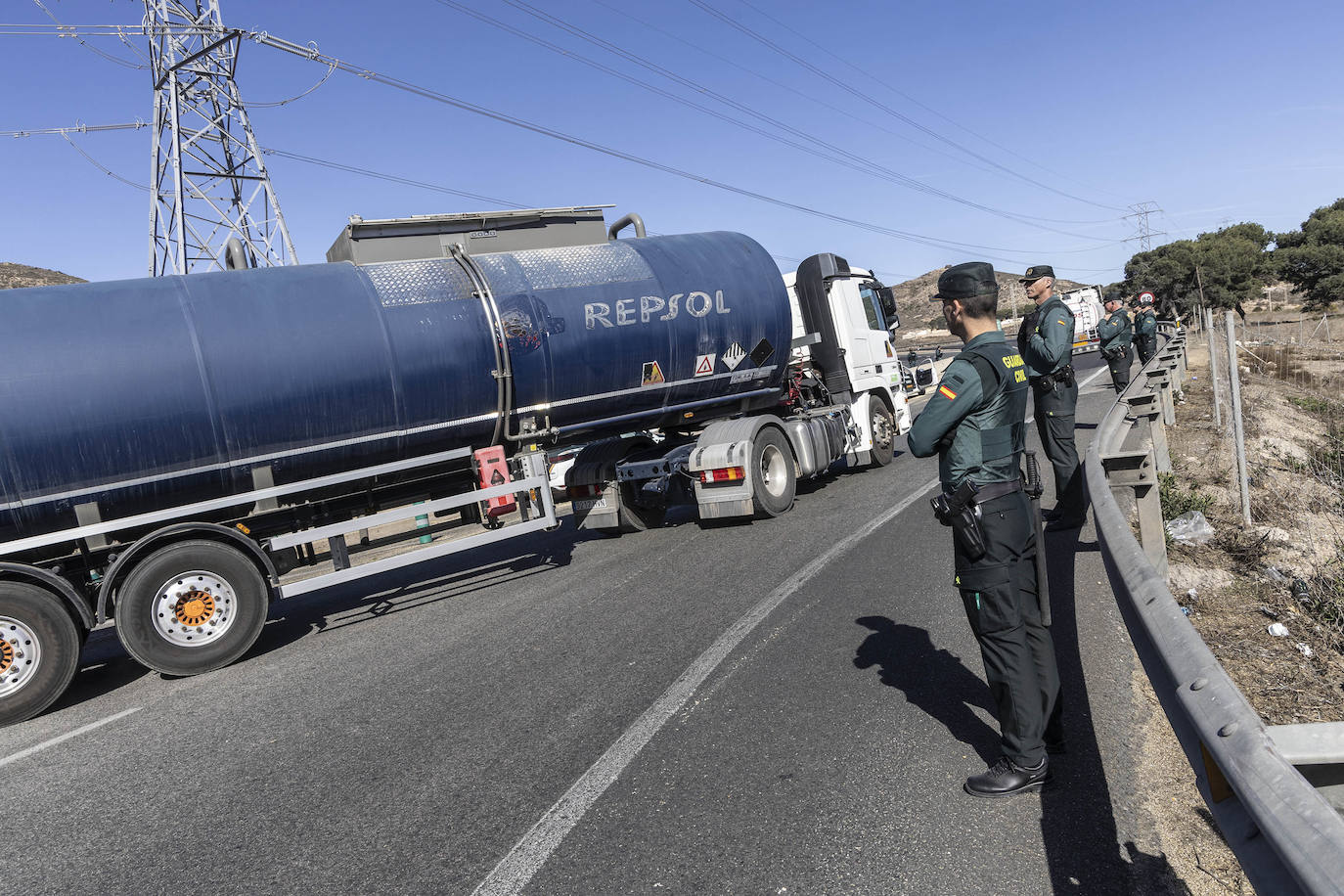 Protestas de agricultores y ganaderos en el acceso a Escombreras, en imágenes