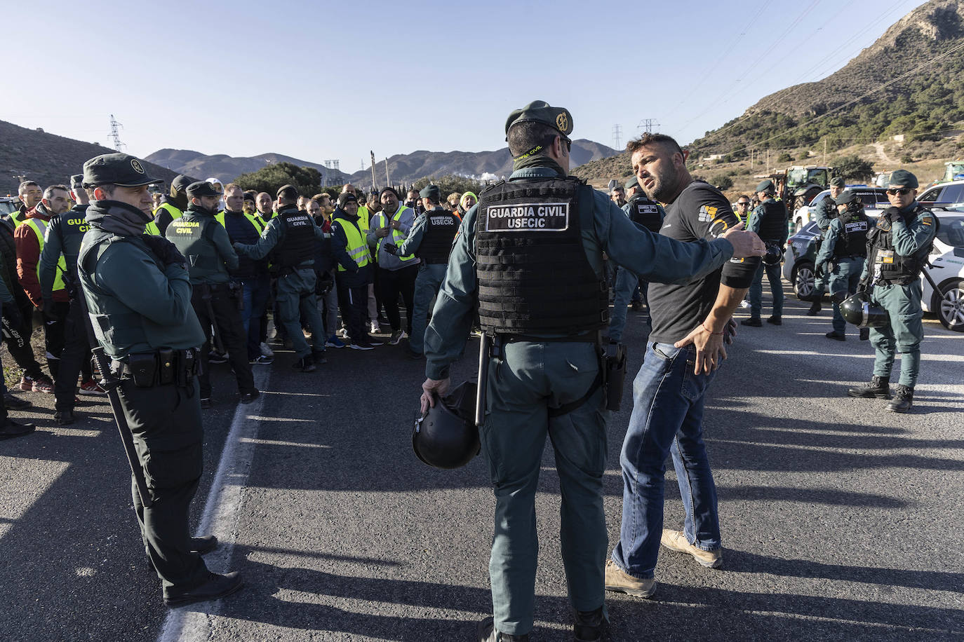 Protestas de agricultores y ganaderos en el acceso a Escombreras, en imágenes