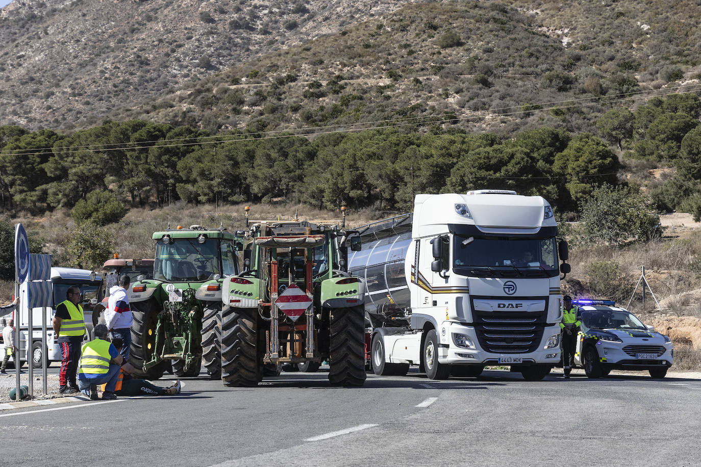 Protestas de agricultores y ganaderos en el acceso a Escombreras, en imágenes