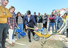 El concejal de Educación, Nacho Jáudenes, y un operario colocan la primera piedra en presencia de la alcaldesa, Jesús Giménez Gallo e Isabel Andreu, entre otros.