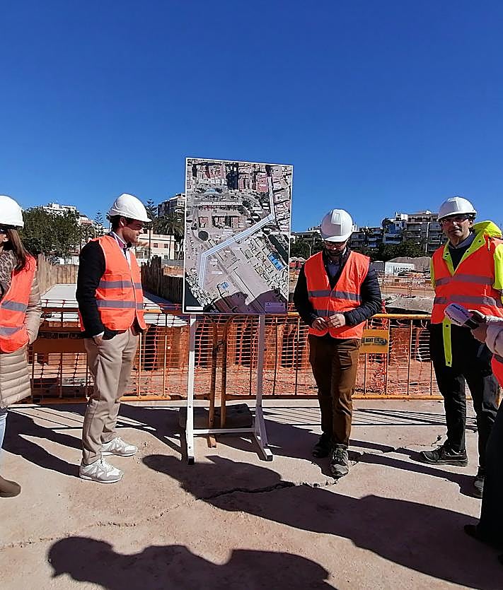 Imagen secundaria 2 - Visita del alcalde y los responsables de Agamed a las obras de la nueva red de pluviales.