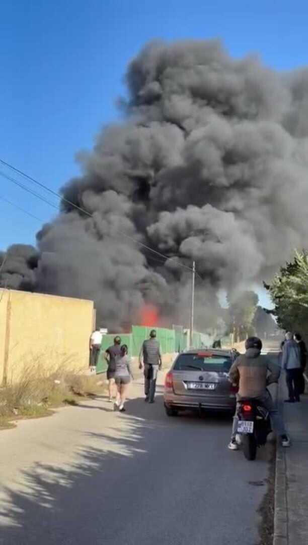 Un incendio en Torrevieja calcina 12 vehículos aparcados en una finca rústica de Los Balcones