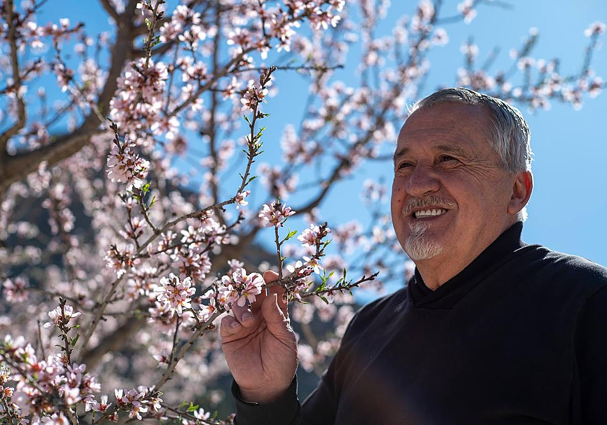 Paco Torreblanca visitando los campos de almendros de Mula.