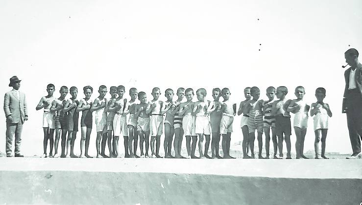 Imagen secundaria 1 - 1. Homenaje a Feliciano Sánchez Saura, en 1968. 2. Feliciano Sánchez junto a sus alumnos en clase de natación, algo totalmente novedoso en aquella época. 3. 'La Voz de la Escuela', periódico creado por este maestro, el primero de España.