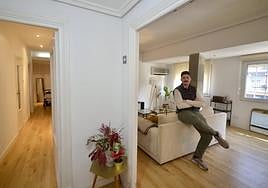 Juan Salinas, en el salón de su vivienda, en Murcia.
