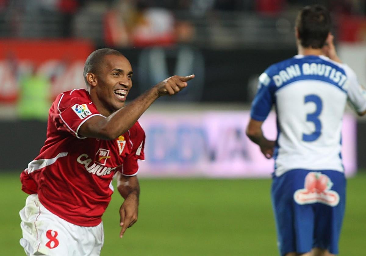 Mario Regueiro celebra su gol en la última victoria en casa del Real Murcia ante el Recreativo en la temporada 2007-08.