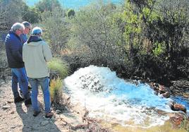 Técnicos de la CHS comprueban la extracción de agua desde el acuífero durante los ensayos.