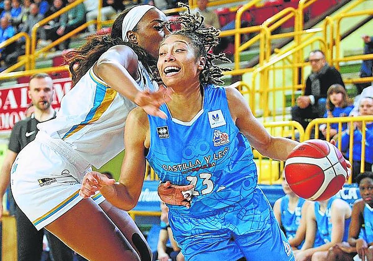 La local Alexis Prince deja atrás a la jairista Chelsea Nelson.