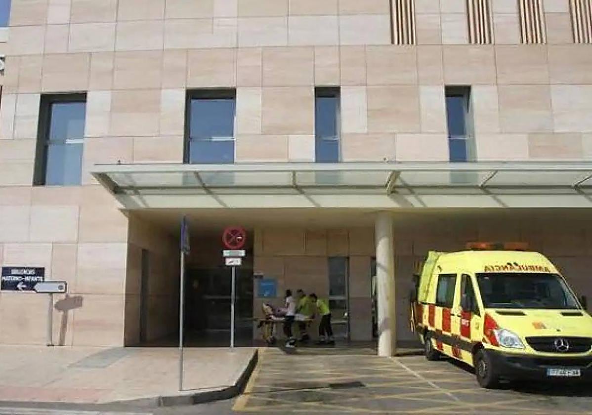La puerta del servicio de Urgencias del hospital Santa Lucía de Cartagena, en una imagen de archivo.