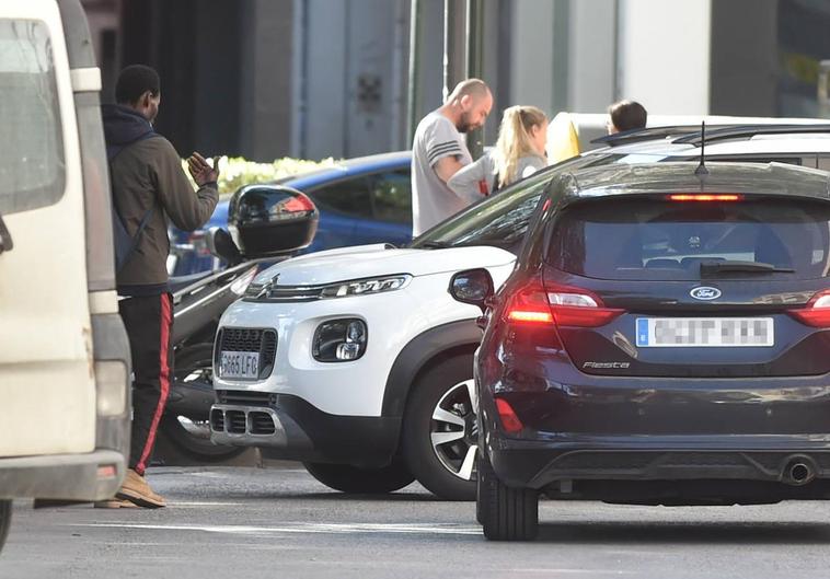 Un aparcacoches da indicaciones, esta semana, a un conductor en la zona de Centrofama.