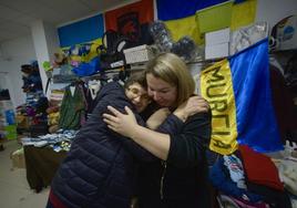 Valentina y Zoriana se abrazan en el local de su asociación.